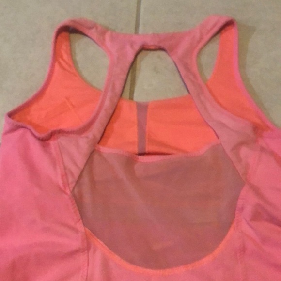 Lululemon Athletica scoop neck workout too Fitted - Picture 4 of 5